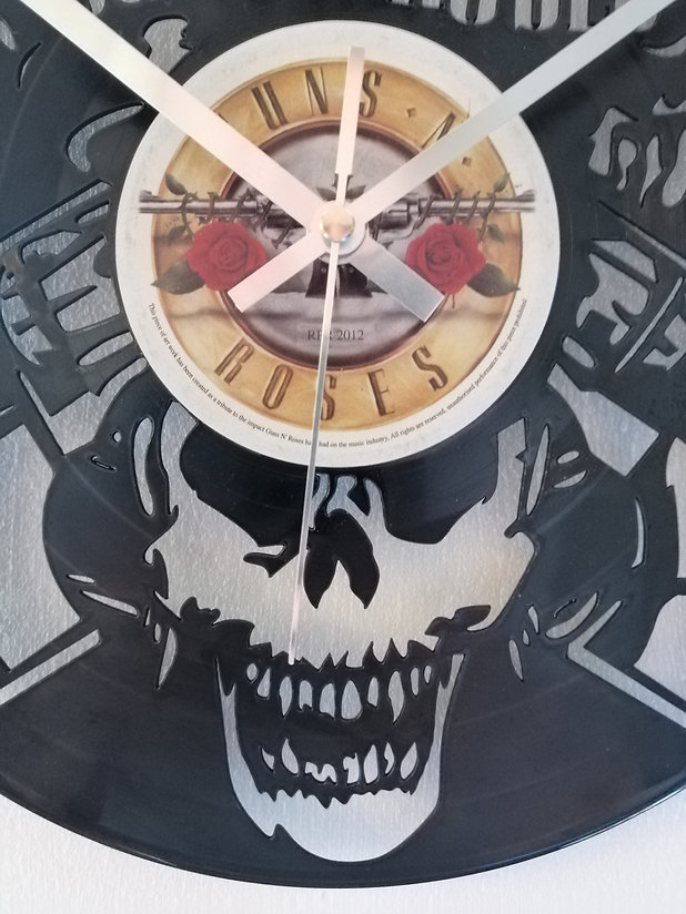 Guns N’ Roses Skull Vinyl Clock close up 1