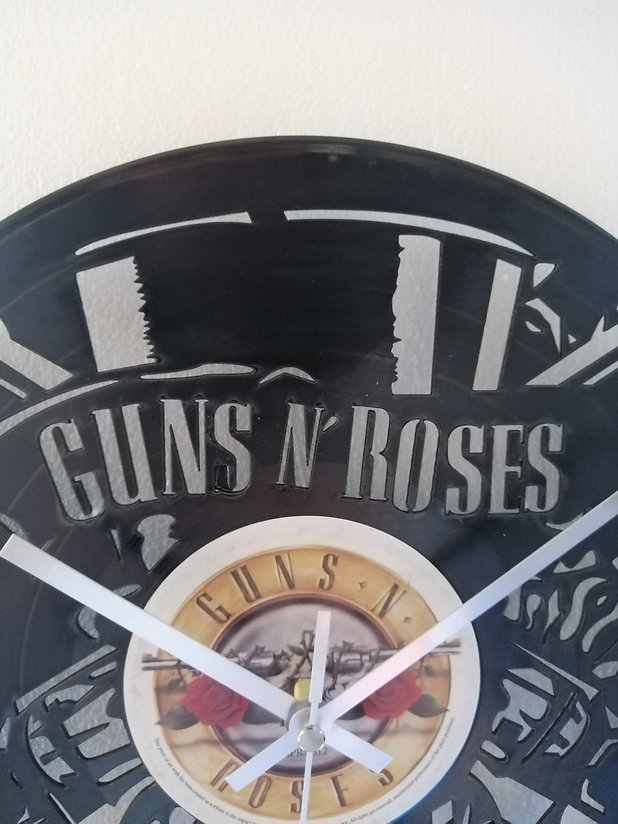 Guns N’ Roses Skull Vinyl Clock close up 2