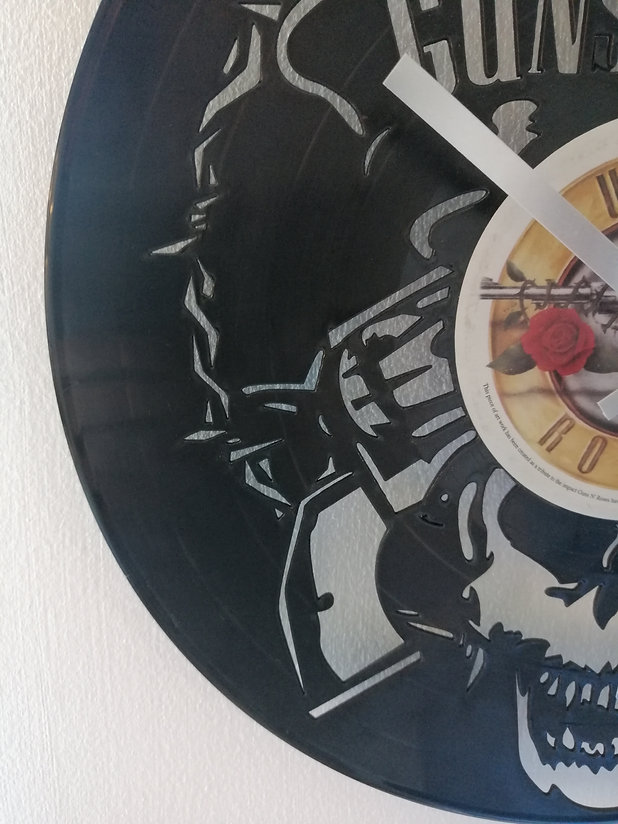 Guns N’ Roses Skull Vinyl Clock close up 3