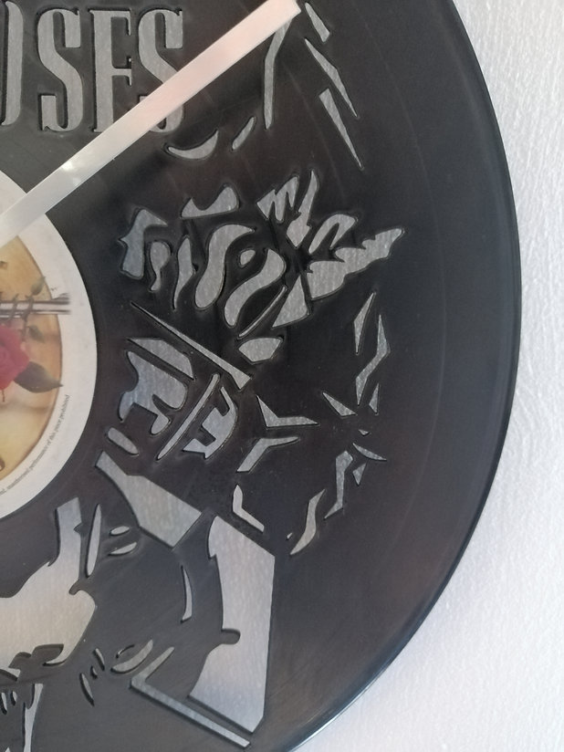 Guns N’ Roses Skull Vinyl Clock close up 4